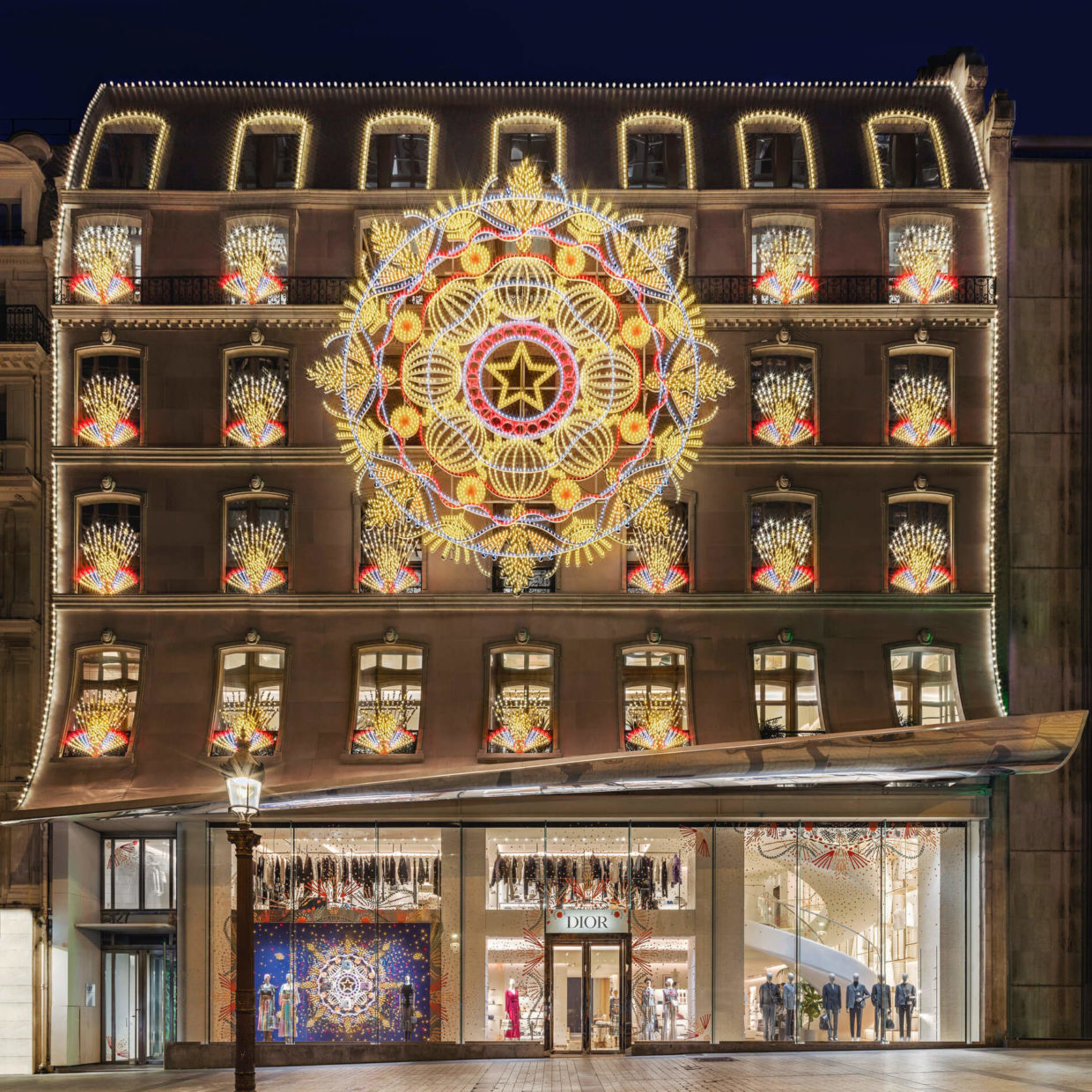 1606903096380391-dior_christmas-windows_127ce_-kristen-pelou_9-scaled